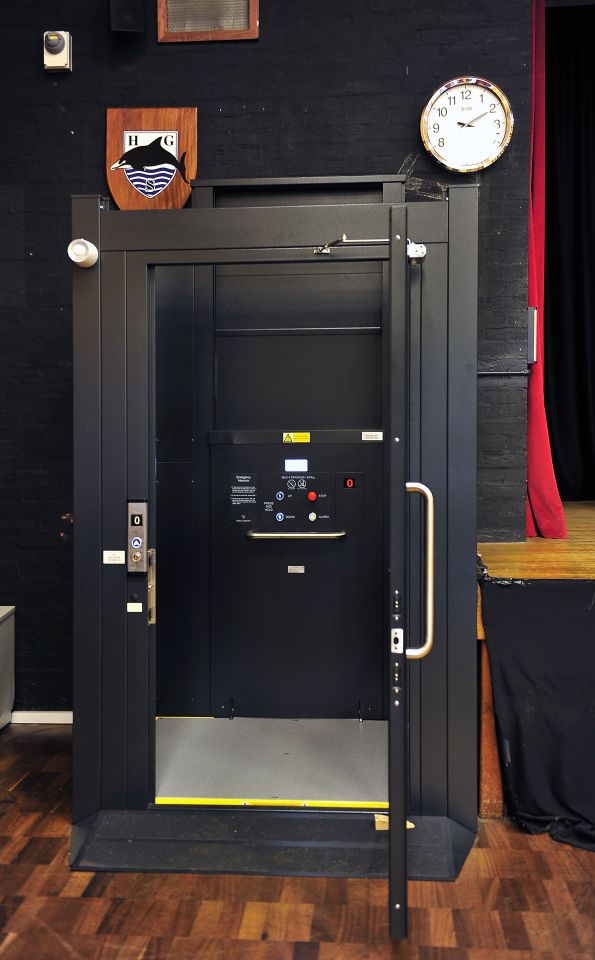 In the school hall – a brand new gated Midilift SL.