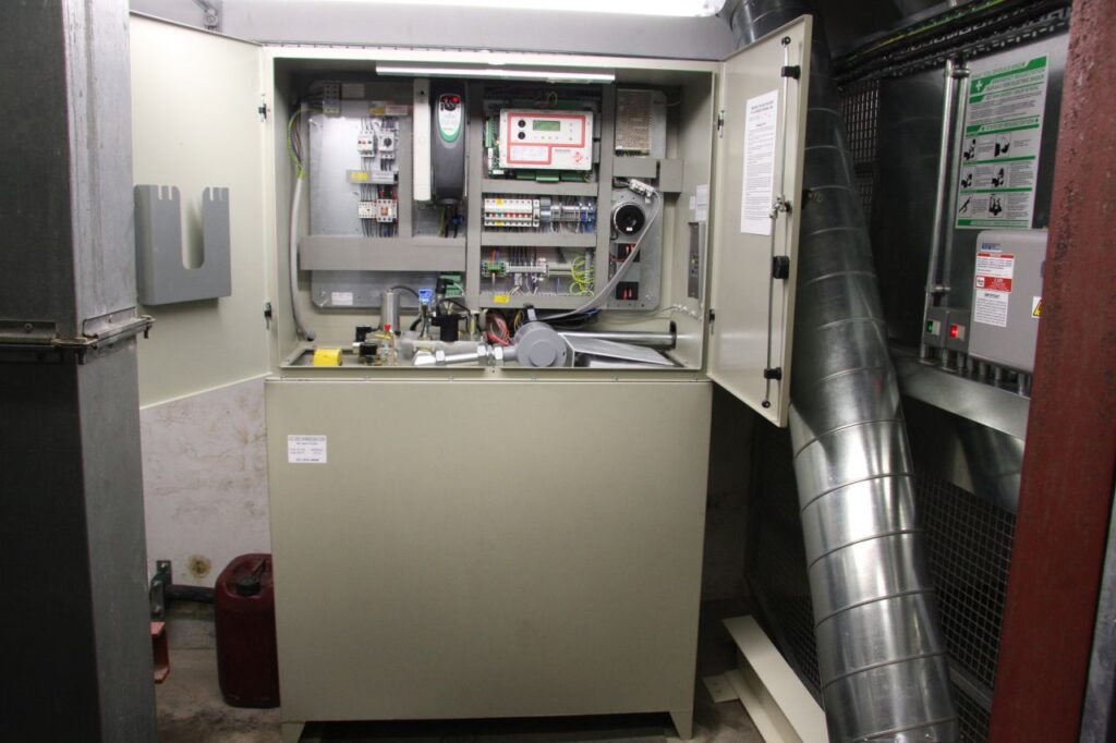 Built to Network Rail specifications: variable frequency, ‘hydroelite’ hydraulic drive system uses minimum electricity.