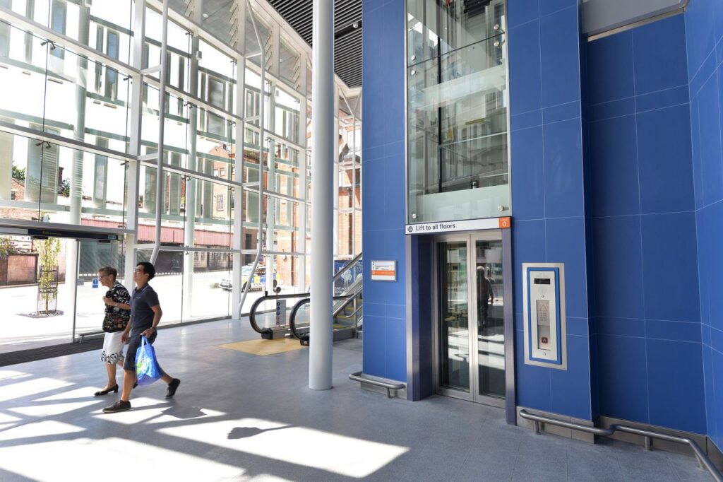Hydraulic, 2-stop passenger lift serves Platform 7 and the main concourse.