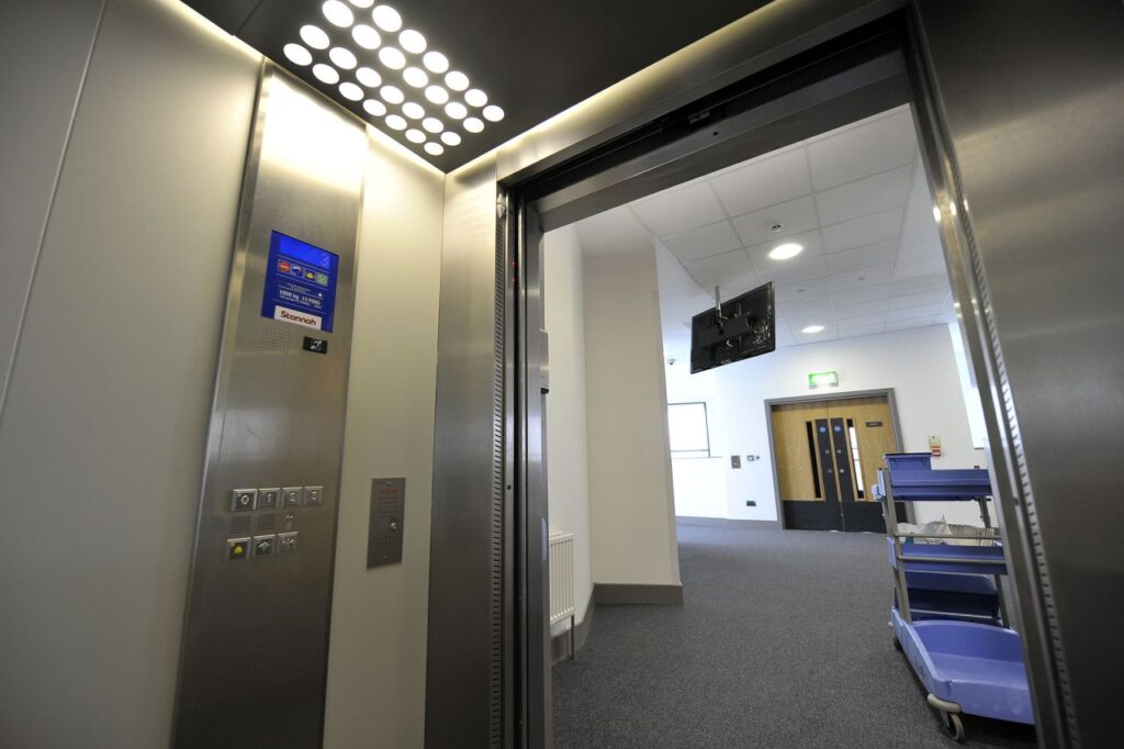 Super-efficient, oil- and vibration-free, gearless traction drive: Smooth ride, low noise, energy use and running costs.