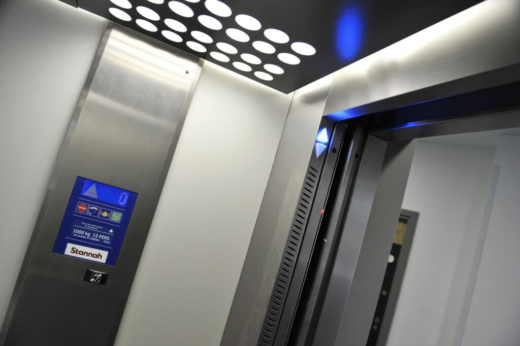 Plasticised walls, ‘Domino’ suspended, downlighter-effect ceilings. Satin stainless steel consoles, skirtings, car doors.