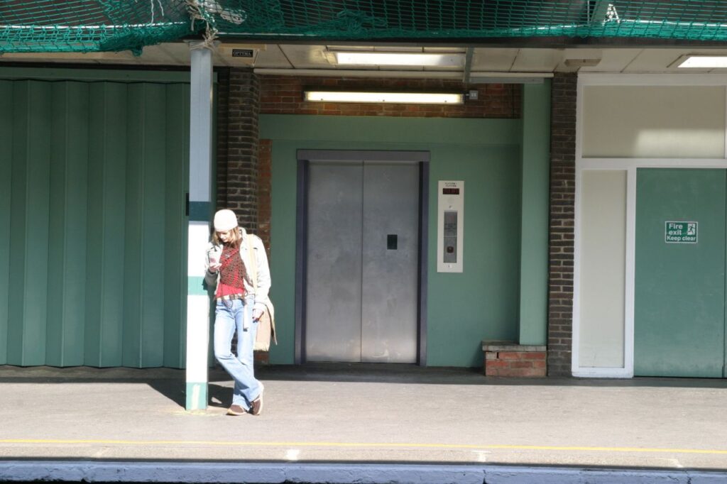 2 new 23-person, traction-drive, 2-stop passenger/goods lifts now provide direct access to Platforms 1 and 2.