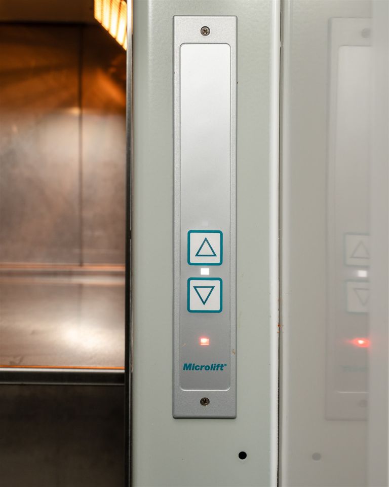 The dumbwaiters are controlled with fully automatic push buttons