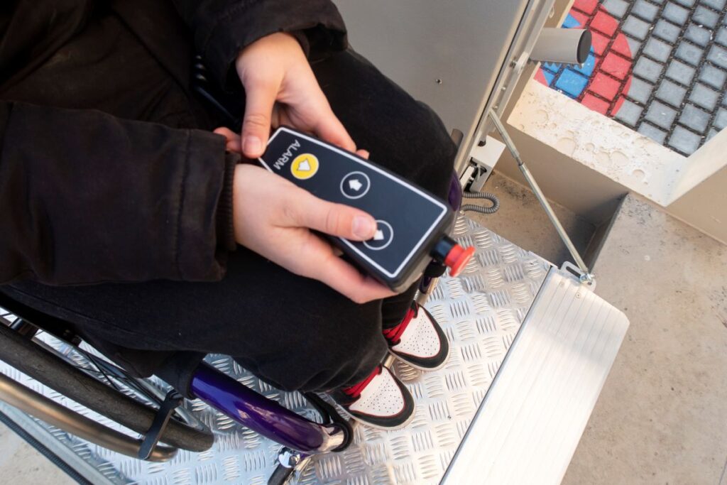 Extendable handset with directional control.