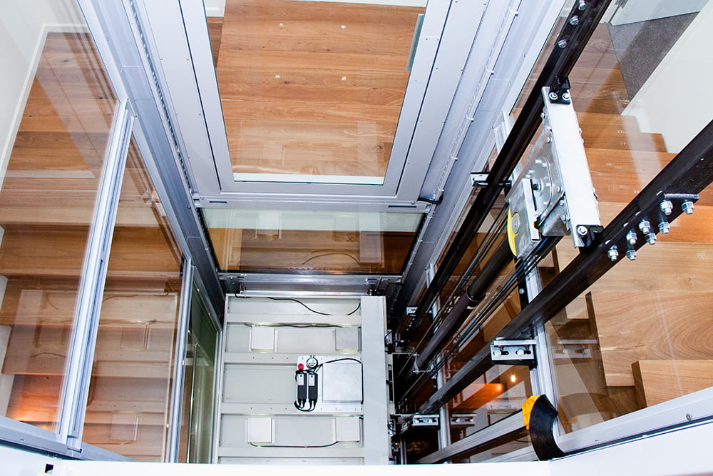 Hydraulic drive ensures a smooth and quiet ride every time.