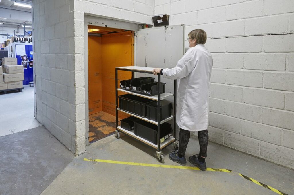 Heavy, high-value loads between two floors? No problem