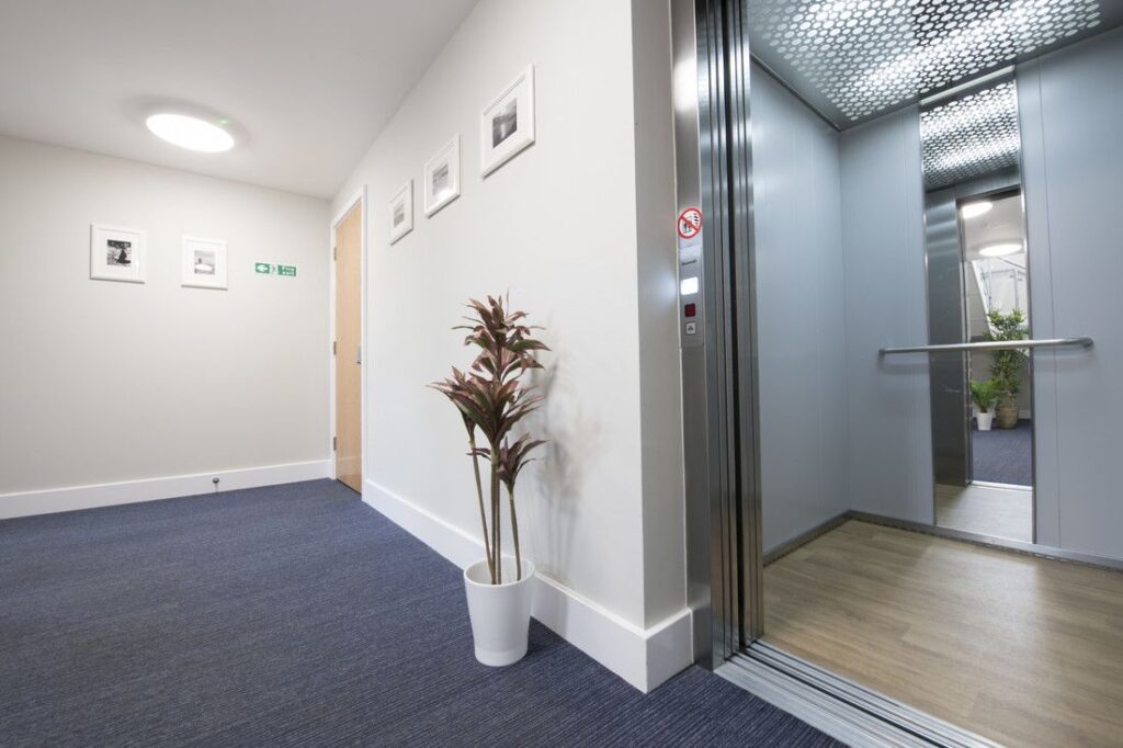 Traction drive / 630kg – carrying up to eight people per journey.