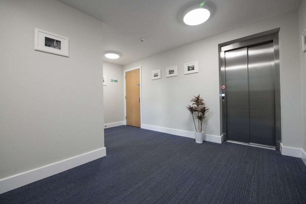 Traction drive / 630kg – carrying up to eight people per journey.