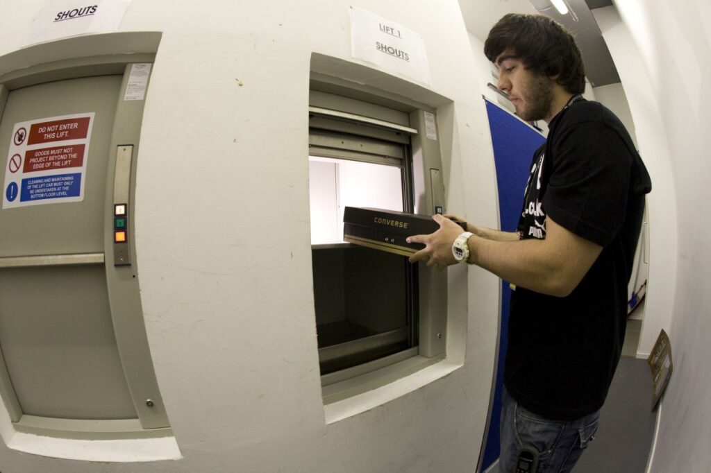 4 x 50kg Microlifts: Transport of smaller merchandise between stock rooms and fitting floors.