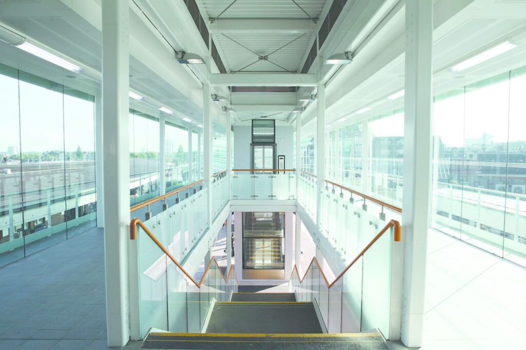 Individually designed, 16-person, 2-stop lifts with hydraulic drive.