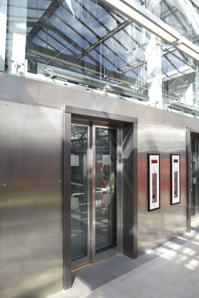 Satin stainless steel finish: stylish but tough enough to withstand heavy use.