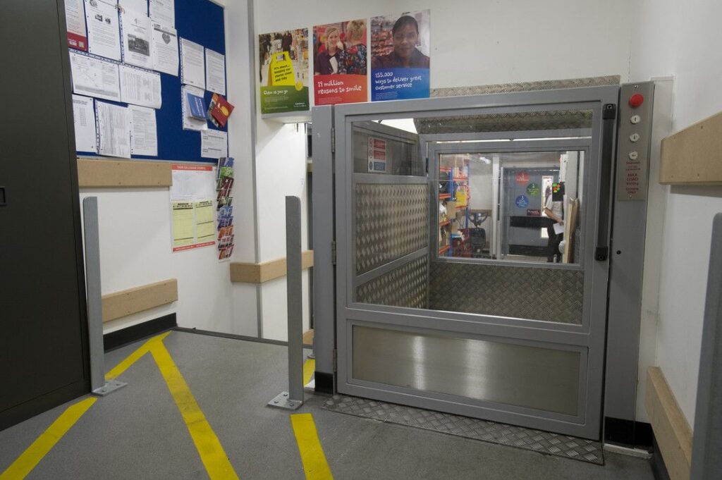 Goods lift transporting produce between levels