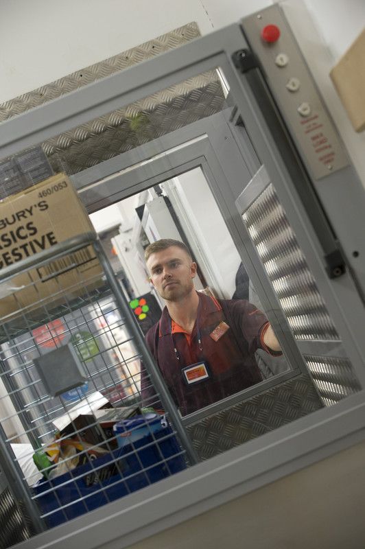 Goods lift transporting produce between levels