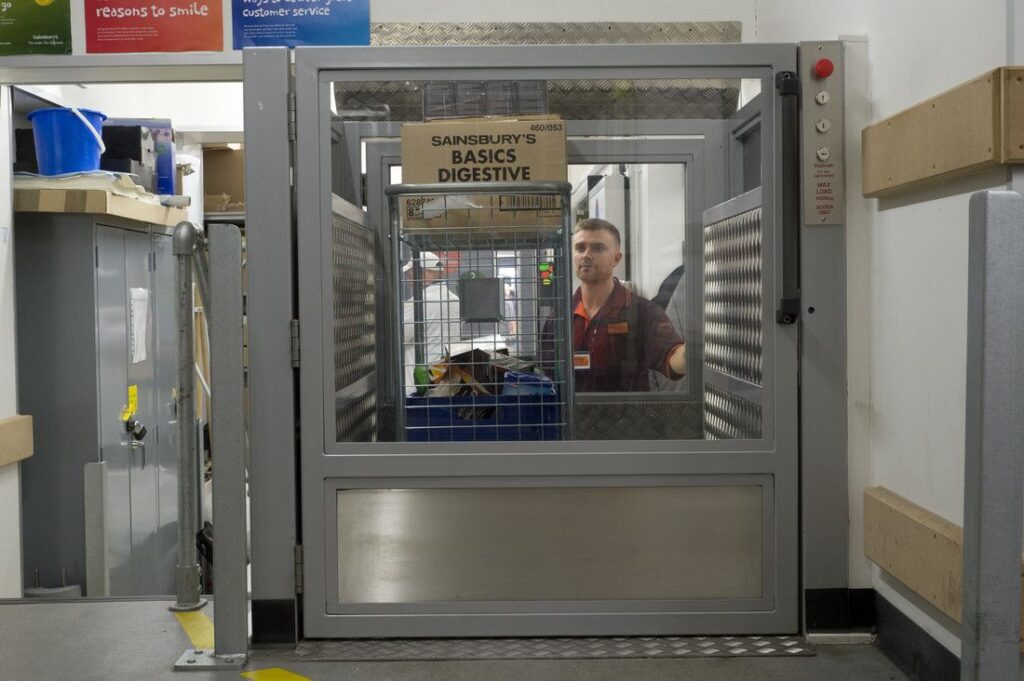 Goods lift transporting produce between levels