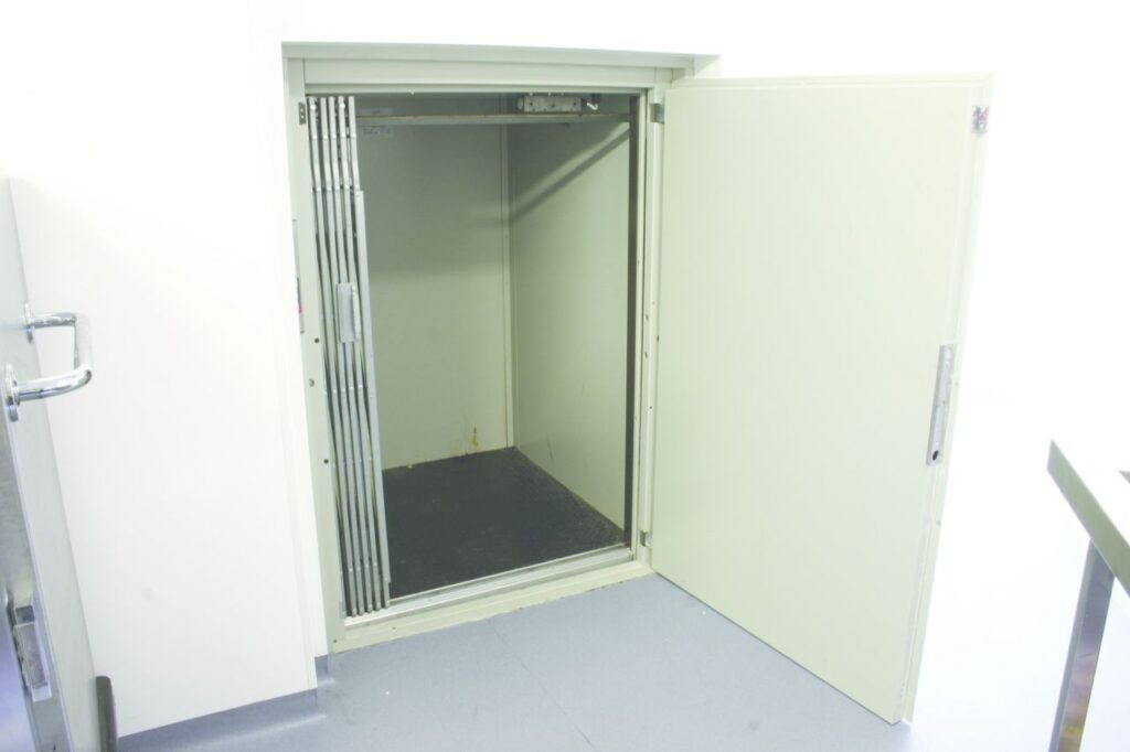 A concertina shutter gate keeps the contents stable during transit between 2 floors.