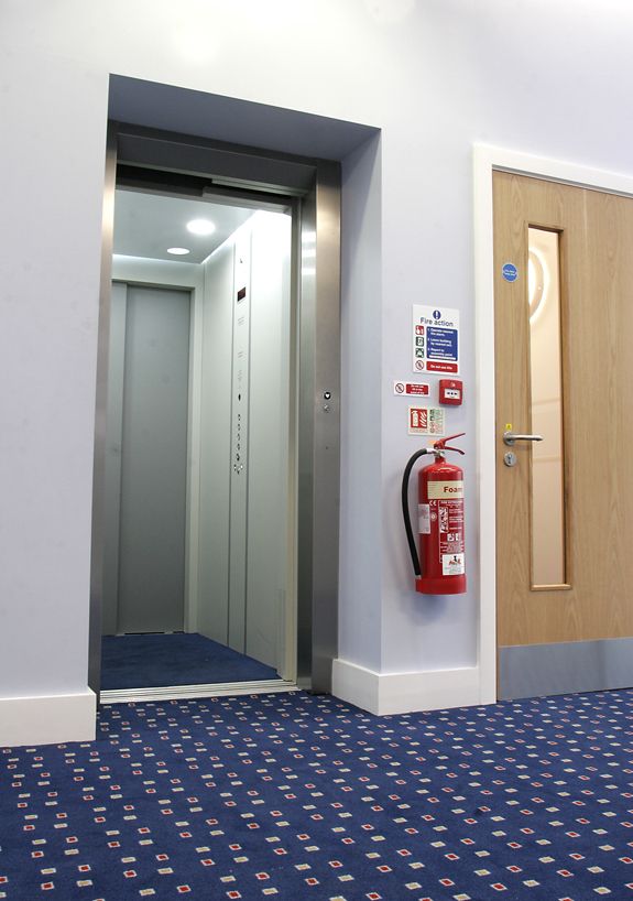 Hydraulic-drive system in the pit and the controller in any of the landing architraves saves on space and cost.: