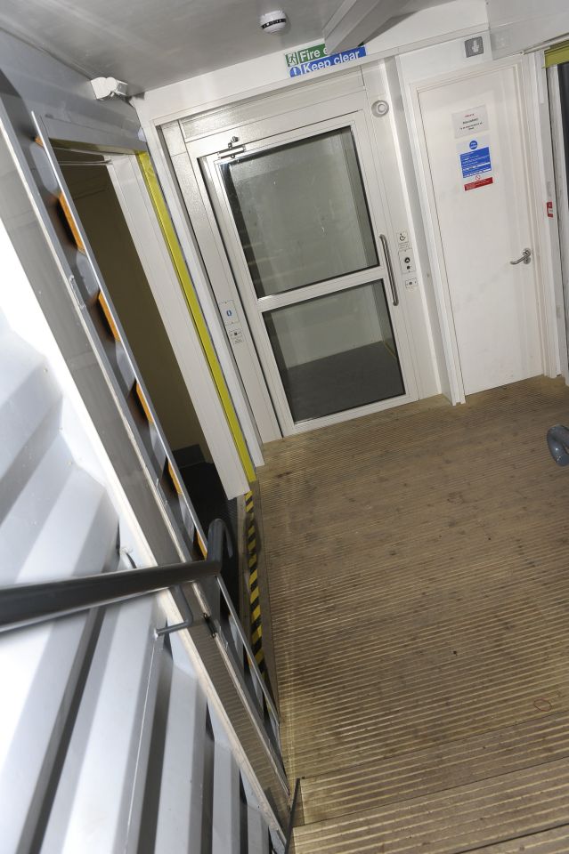 Controlled by constant-pressure buttons, with a maximum travel of 5m, at a speed of circa 0.08m/s.