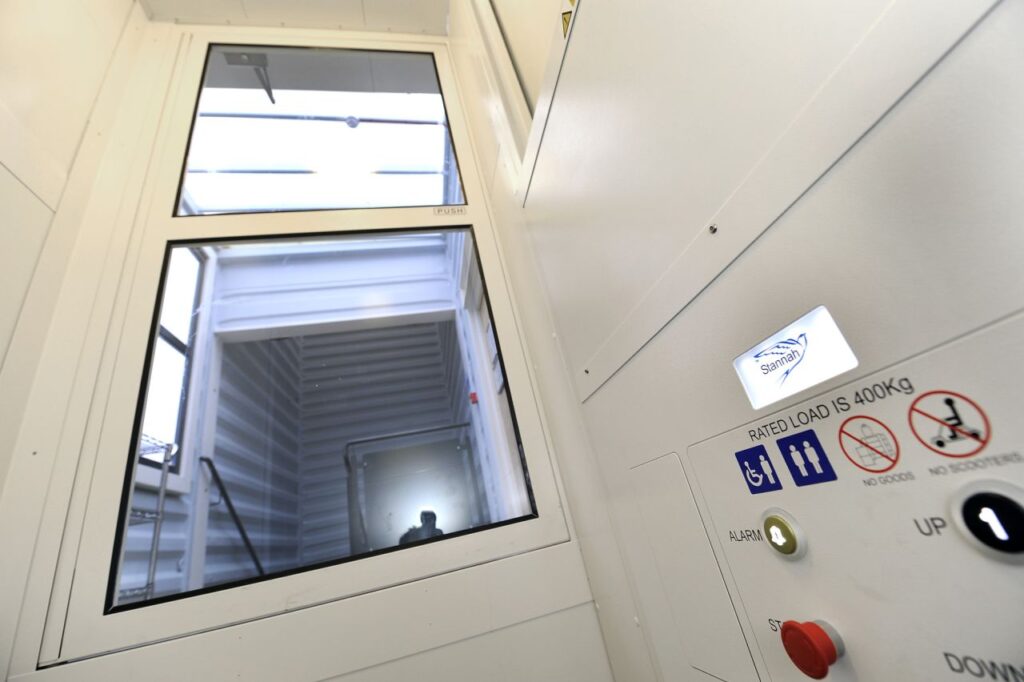 Simple and safe to operate, the Midilift has a rated load of 400kg (4 persons).