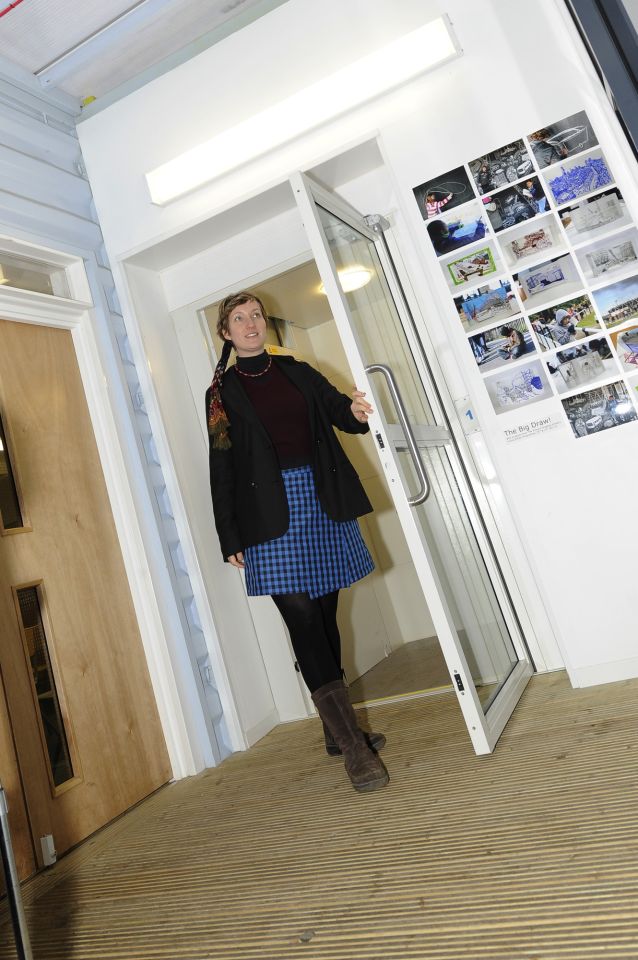 Thanks to our platform lift, everyone can enjoy the upper-floor facilities - the education area and the viewing balcony.